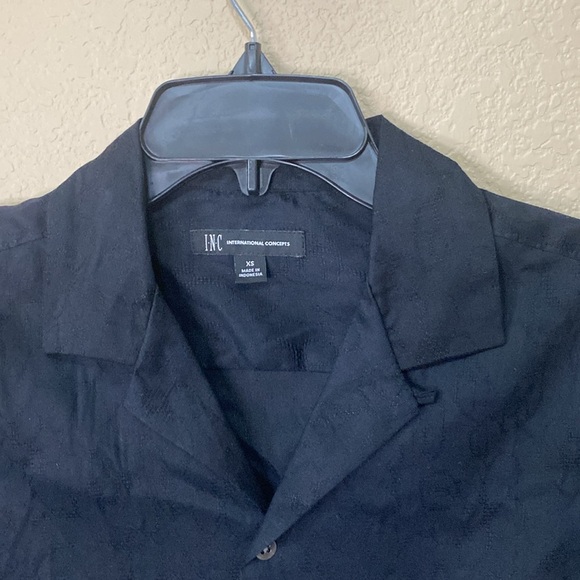 Men’s INC International Concepts Deep Black Island Breeze Button Down Shirt - Picture 2 of 9